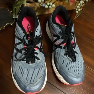 Men’s new balance shoes size 10.